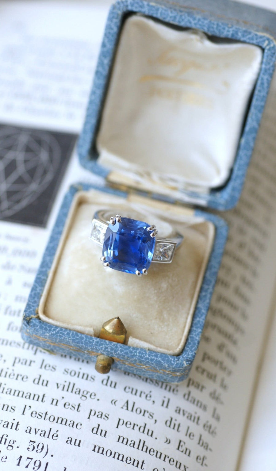 7.94 Cts Ceylon Sapphire and diamonds on white gold ring - Galerie Pénélope