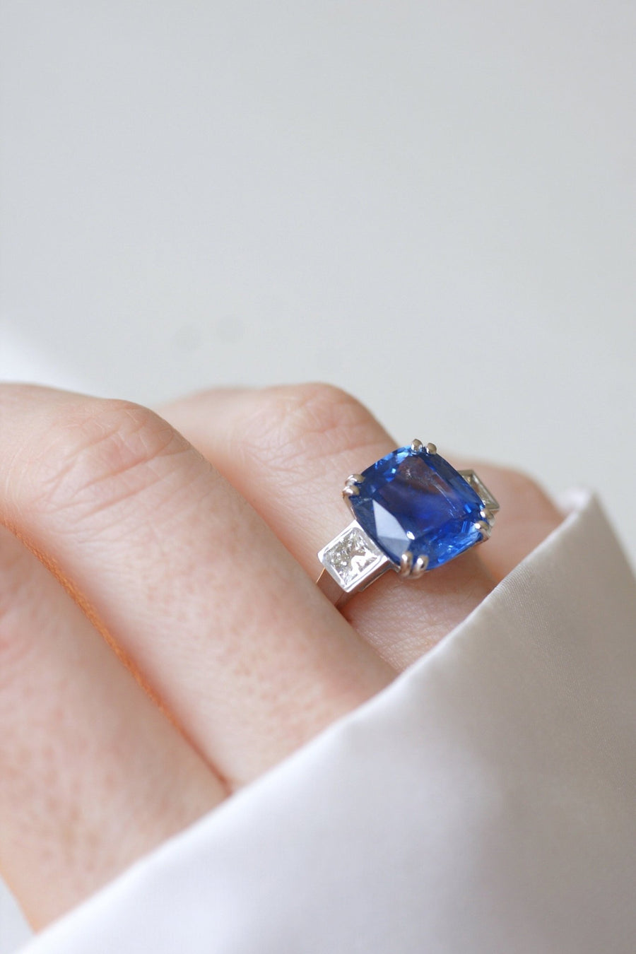 7.94 Cts Ceylon Sapphire and diamonds on white gold ring - Galerie Pénélope