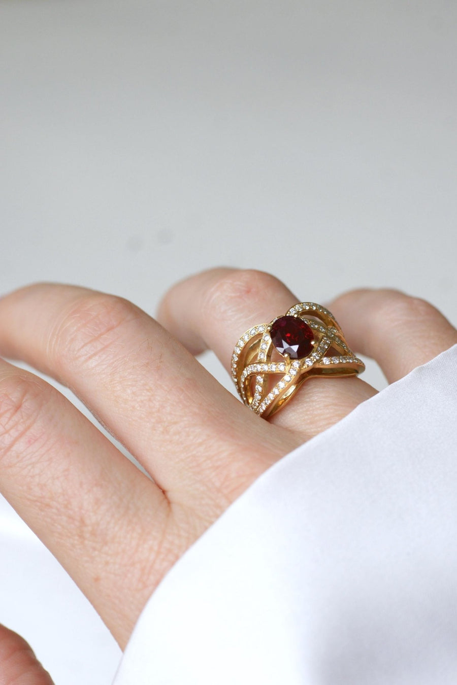 Volutes Ruby and Diamond Ring on Yellow Gold - Galerie Pénélope