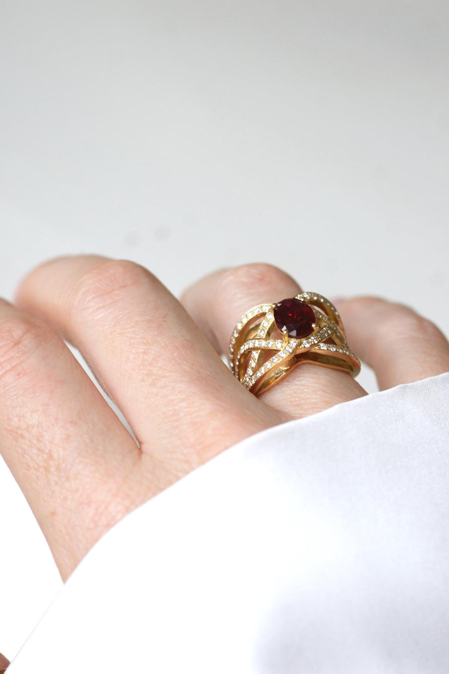 Volutes Ruby and Diamond Ring on Yellow Gold - Galerie Pénélope