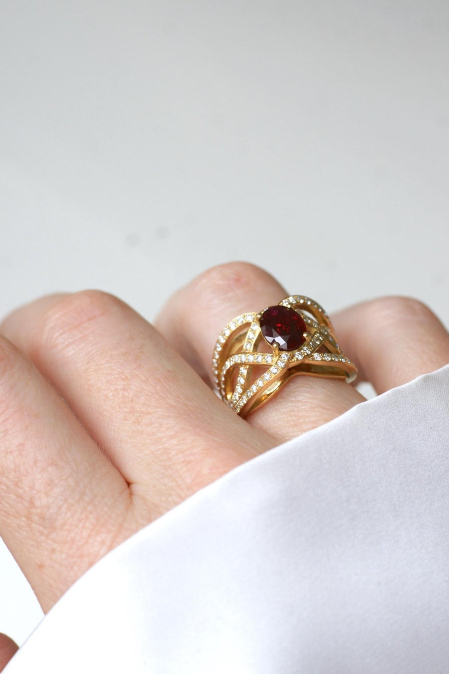 Volutes Ruby and Diamond Ring on Yellow Gold - Galerie Pénélope