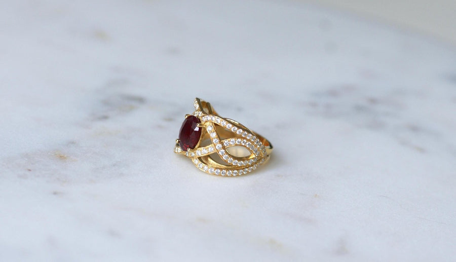 Volutes Ruby and Diamond Ring on Yellow Gold - Galerie Pénélope