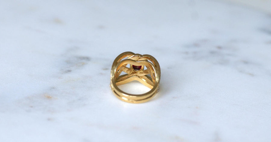 Volutes Ruby and Diamond Ring on Yellow Gold - Galerie Pénélope