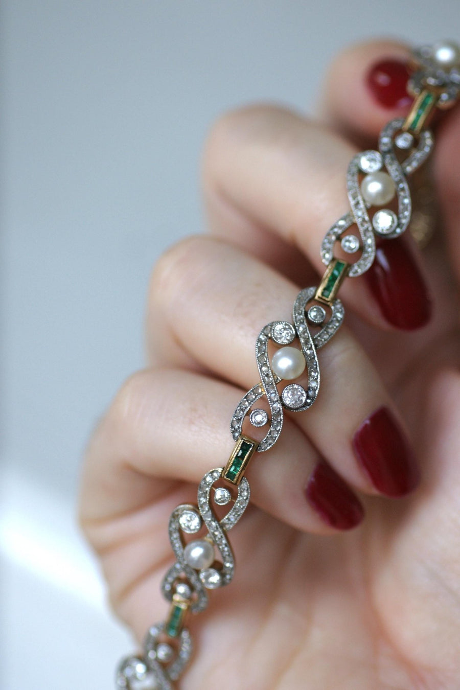 Fine Pearls, Diamonds and Emeralds Bracelet - Galerie Pénélope