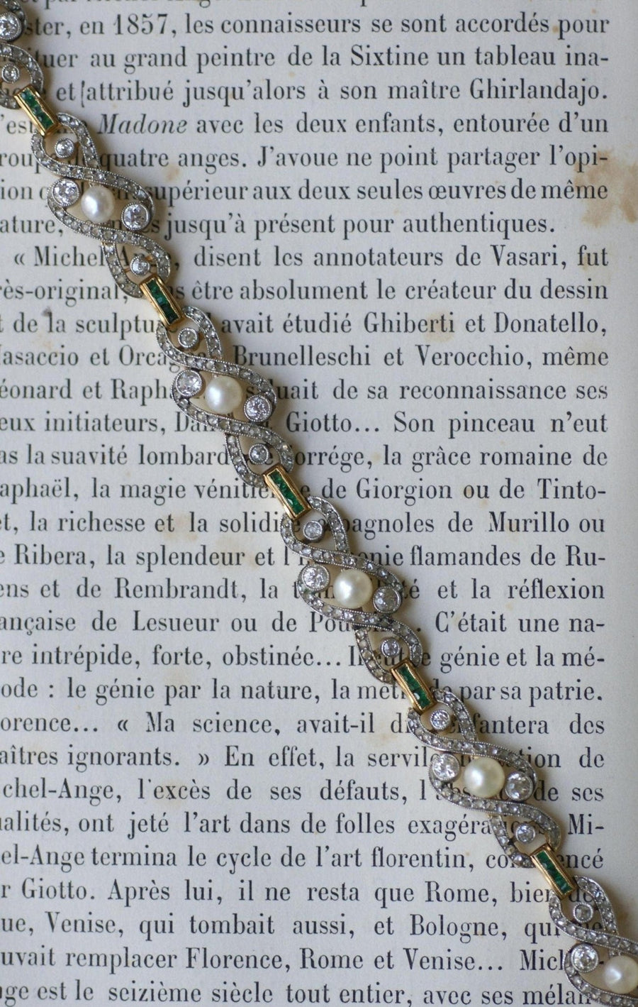 Fine Pearls, Diamonds and Emeralds Bracelet - Galerie Pénélope