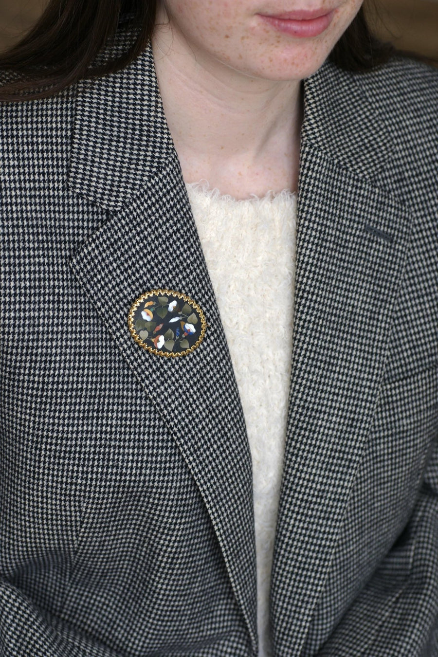 Pietra Dura Flower Brooch on Yellow Gold - Galerie Pénélope