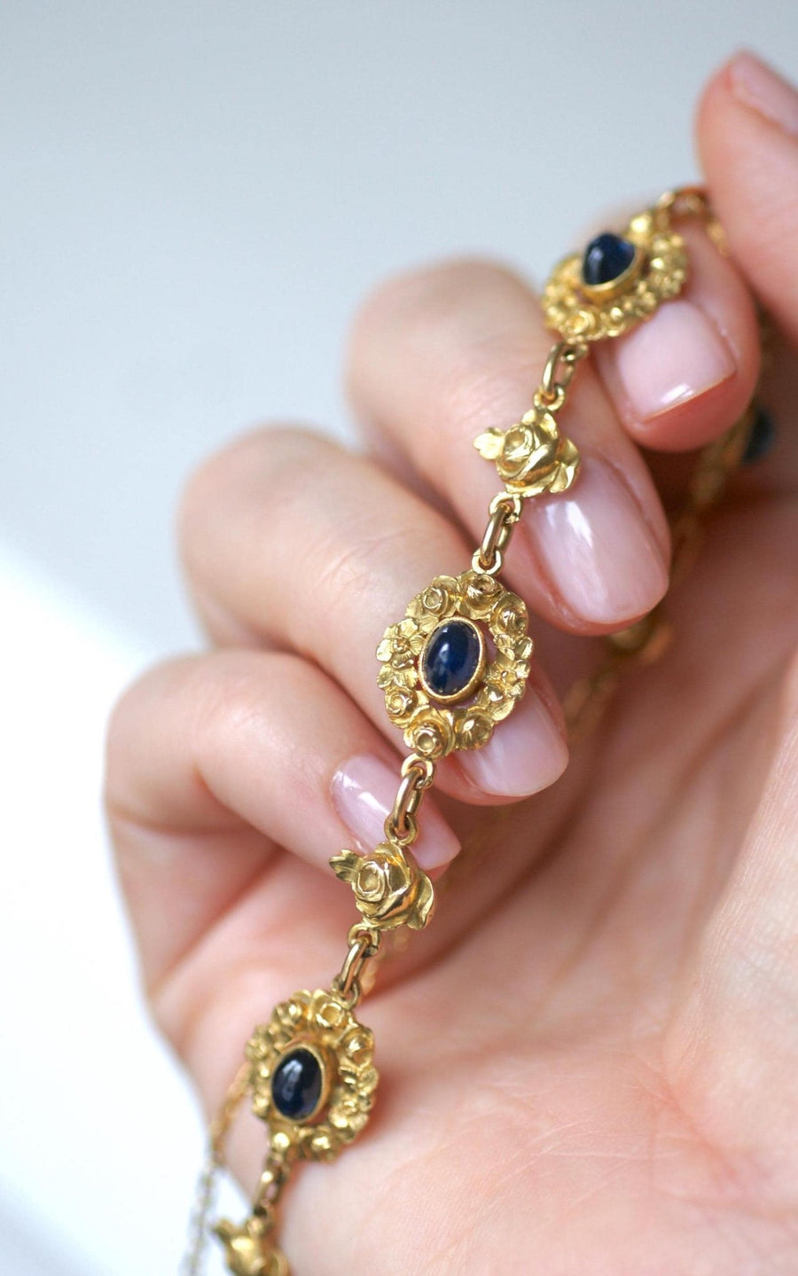 Antique Yellow Gold Drapery and Sapphire Necklace - Galerie Pénélope