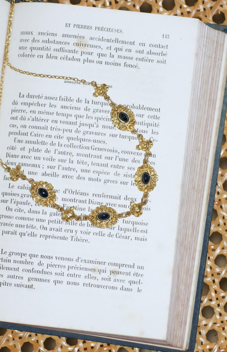 Antique Yellow Gold Drapery and Sapphire Necklace - Galerie Pénélope