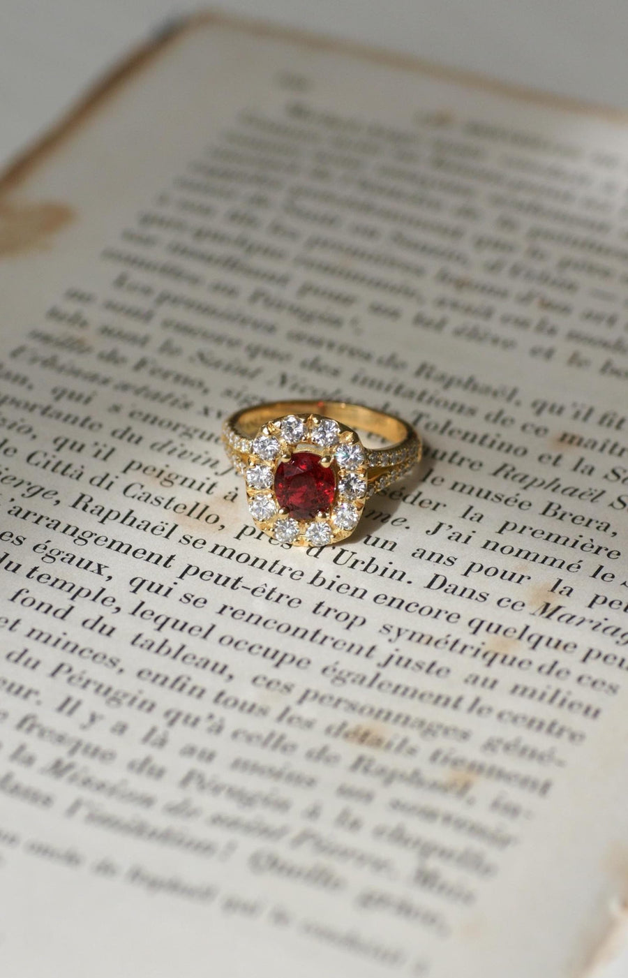 Marguerite Spinelle Ring Surrounded by Diamonds on Yellow Gold