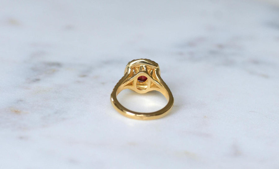 Marguerite Spinelle Ring Surrounded by Diamonds on Yellow Gold