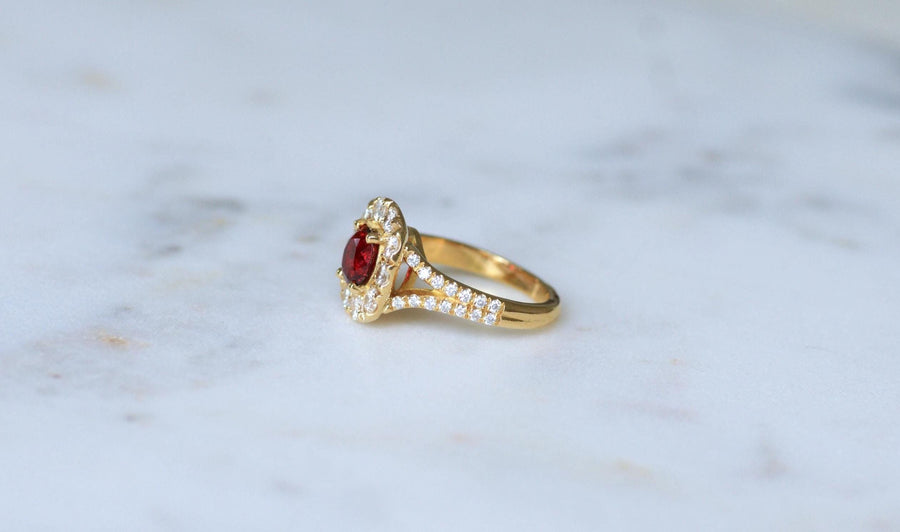 Marguerite Spinelle Ring Surrounded by Diamonds on Yellow Gold