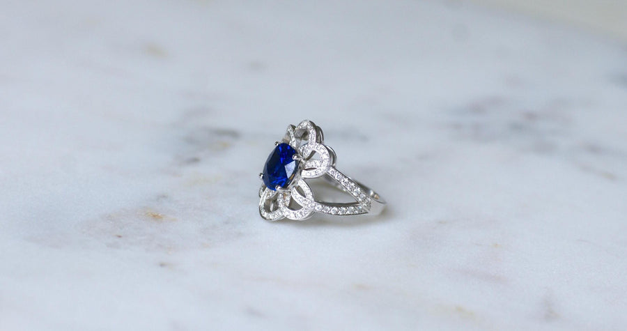 Flower Ring Volutes Ceylon Sapphire 2.80 Cts and Diamonds on White Gold