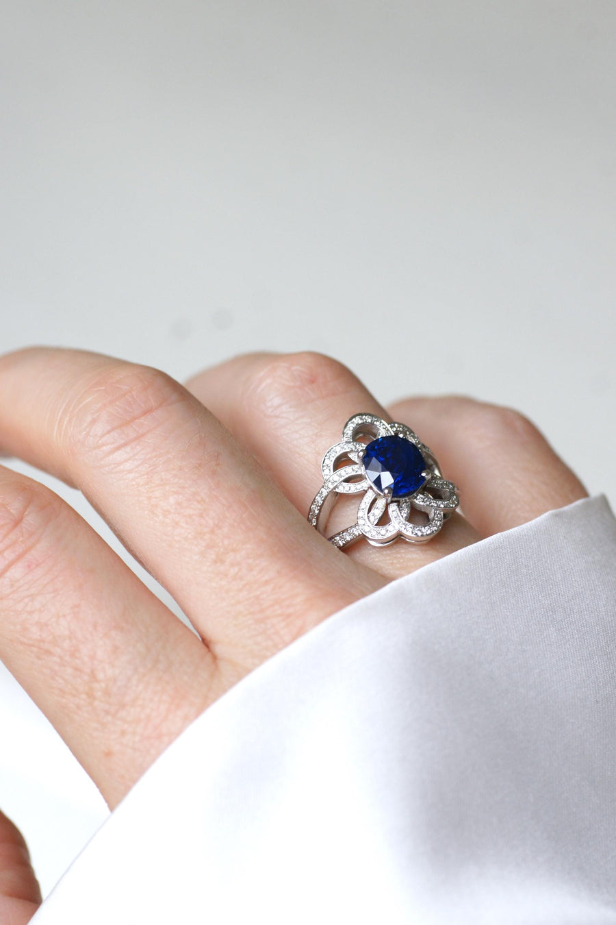 Flower Ring Volutes Ceylon Sapphire 2.80 Cts and Diamonds on White Gold