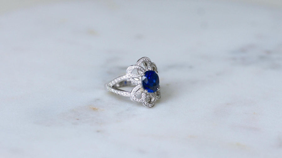 Flower Ring Volutes Ceylon Sapphire 2.80 Cts and Diamonds on White Gold