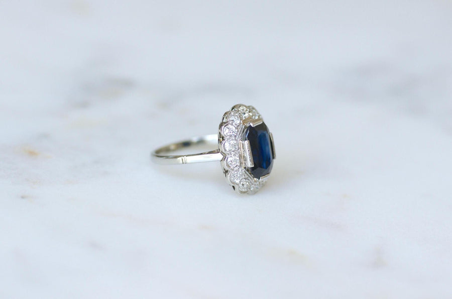 Ring Marguerite Art Deco Sapphire 3.00 Cts Surrounded by Diamonds on White Gold