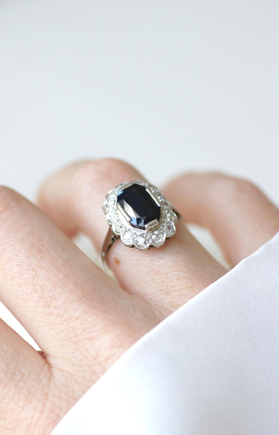 Ring Marguerite Art Deco Sapphire 3.00 Cts Surrounded by Diamonds on White Gold