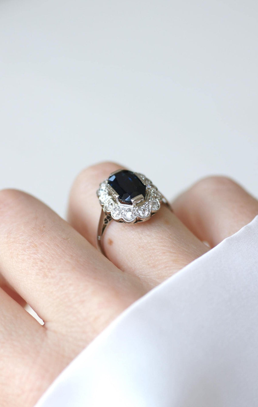Ring Marguerite Art Deco Sapphire 3.00 Cts Surrounded by Diamonds on White Gold