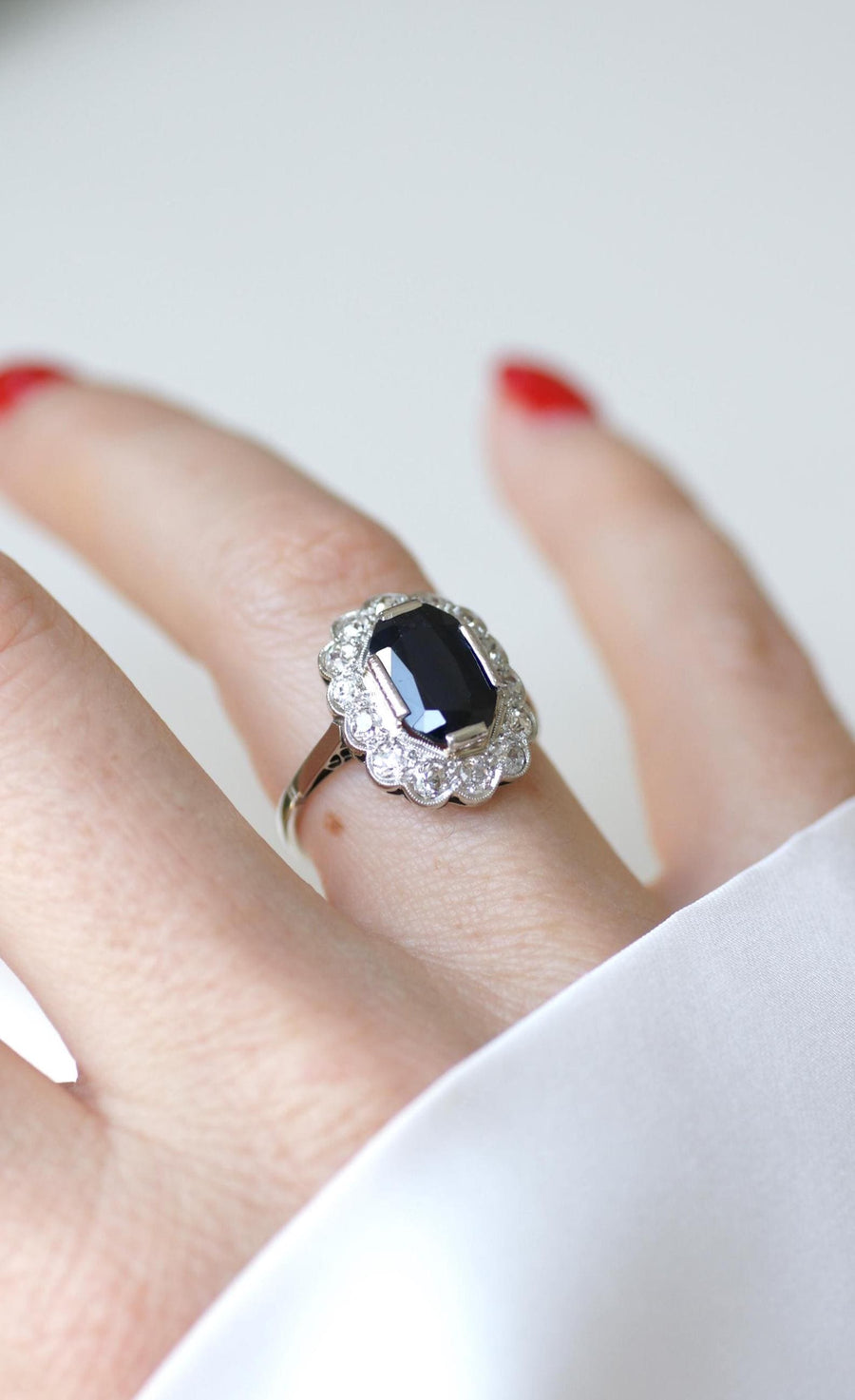 Ring Marguerite Art Deco Sapphire 3.00 Cts Surrounded by Diamonds on White Gold