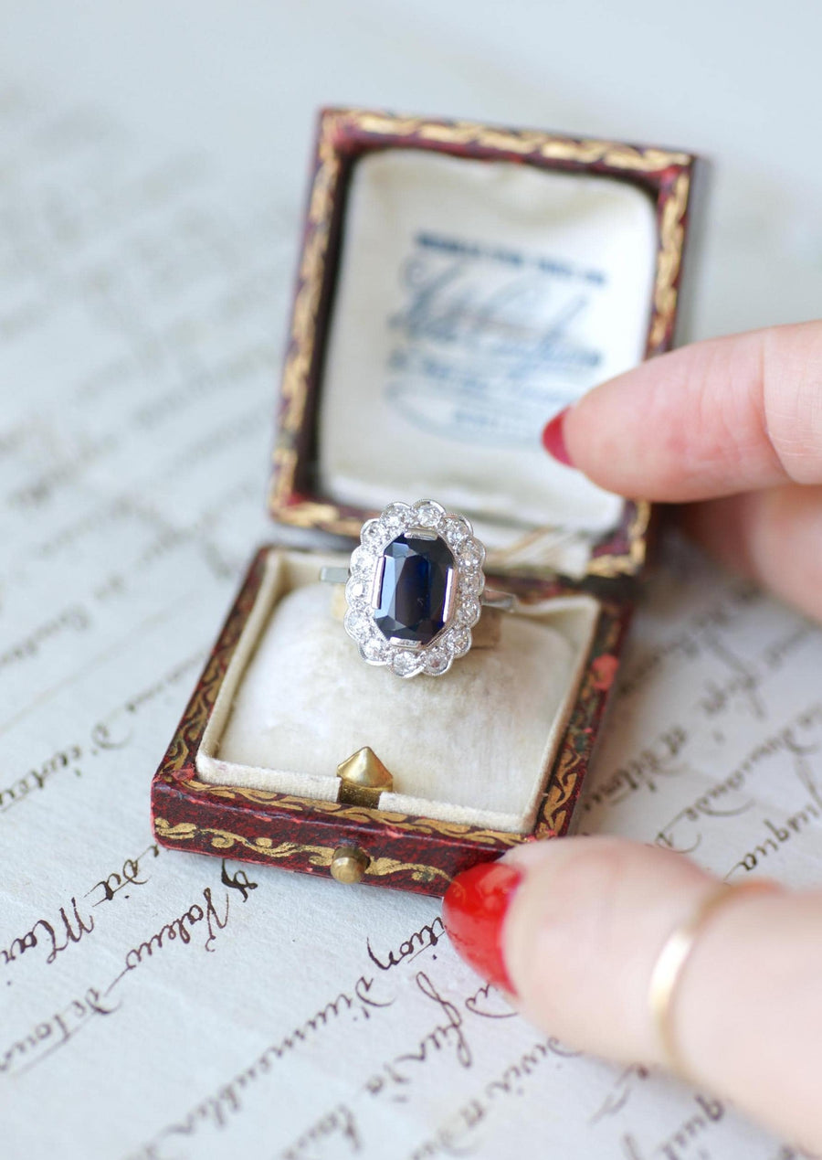 Ring Marguerite Art Deco Sapphire 3.00 Cts Surrounded by Diamonds on White Gold