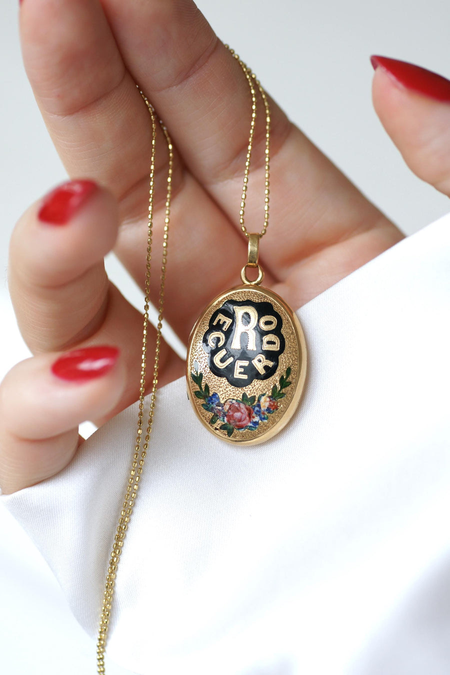Antique Recuerdo Opening Medallion in Yellow Gold Enameled Flowers