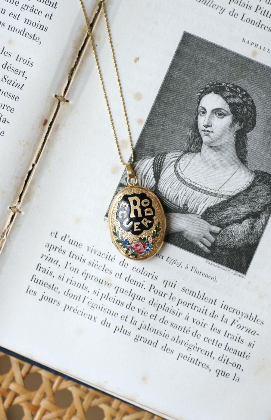 Antique Recuerdo Opening Medallion in Yellow Gold Enameled Flowers