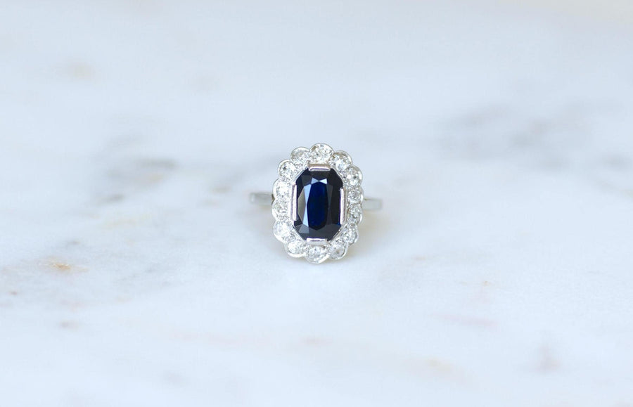 Ring Marguerite Art Deco Sapphire 3.00 Cts Surrounded by Diamonds on White Gold