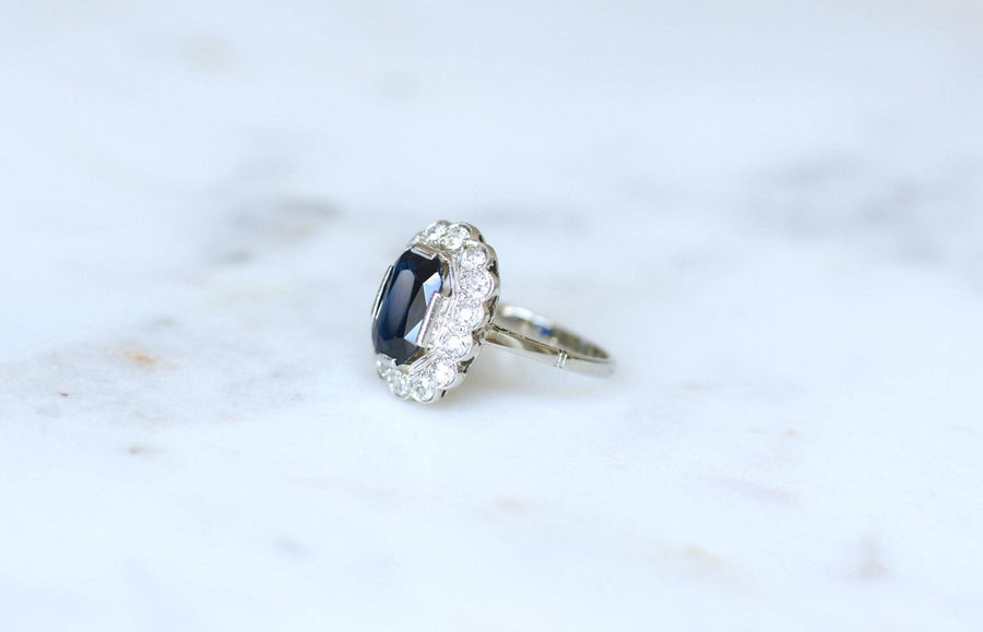 Ring Marguerite Art Deco Sapphire 3.00 Cts Surrounded by Diamonds on White Gold