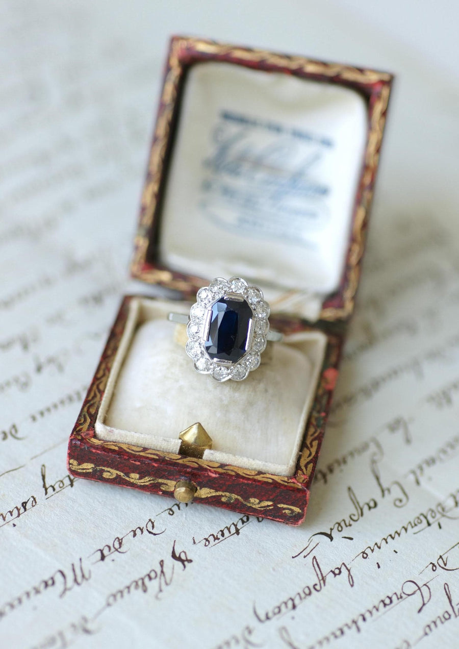 Ring Marguerite Art Deco Sapphire 3.00 Cts Surrounded by Diamonds on White Gold