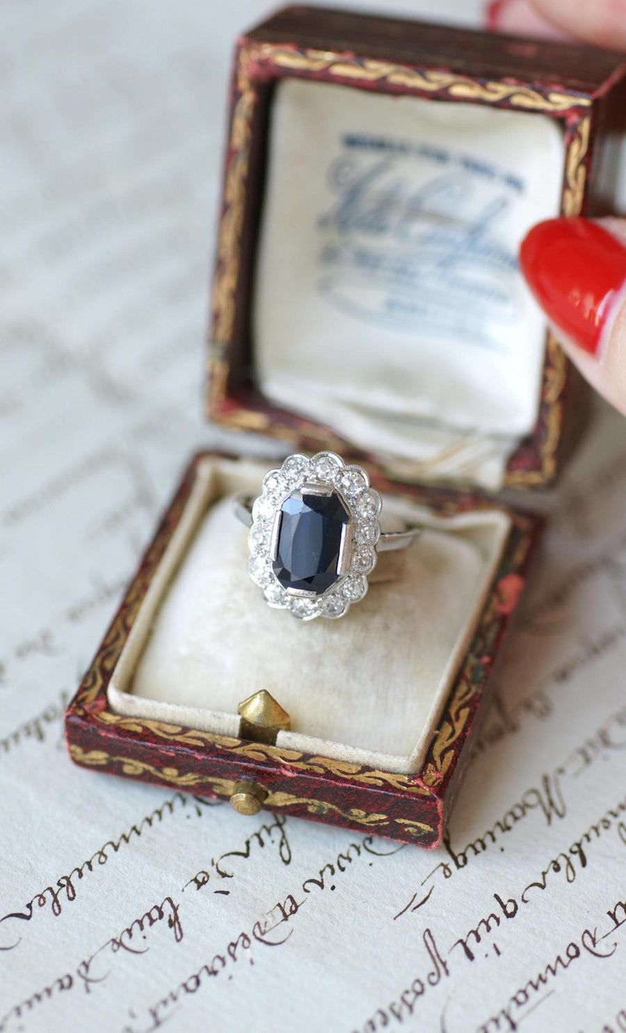 Ring Marguerite Art Deco Sapphire 3.00 Cts Surrounded by Diamonds on White Gold
