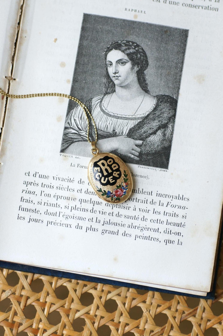 Antique Recuerdo Opening Medallion in Yellow Gold Enameled Flowers
