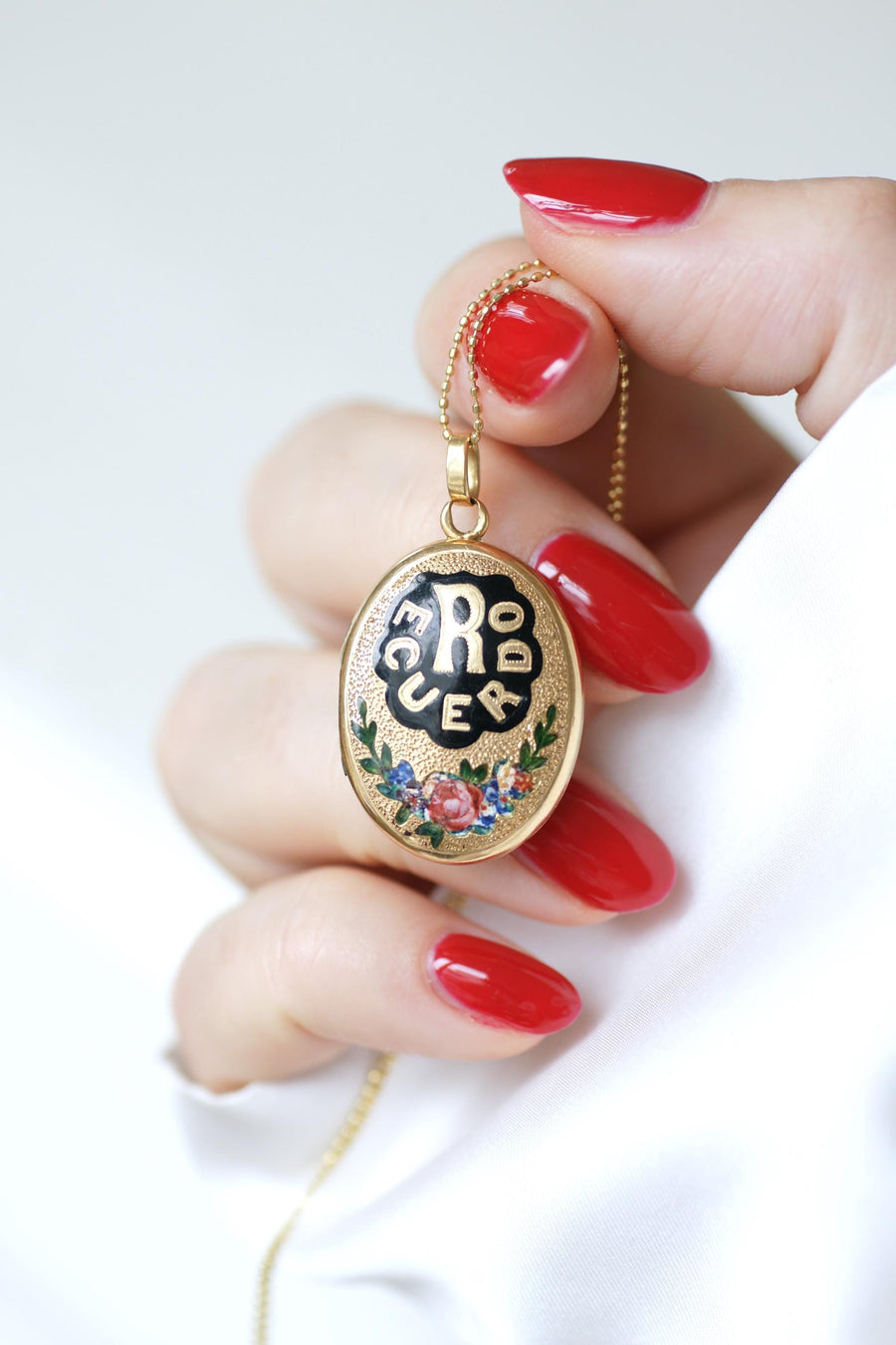 Antique Recuerdo Opening Medallion in Yellow Gold Enameled Flowers