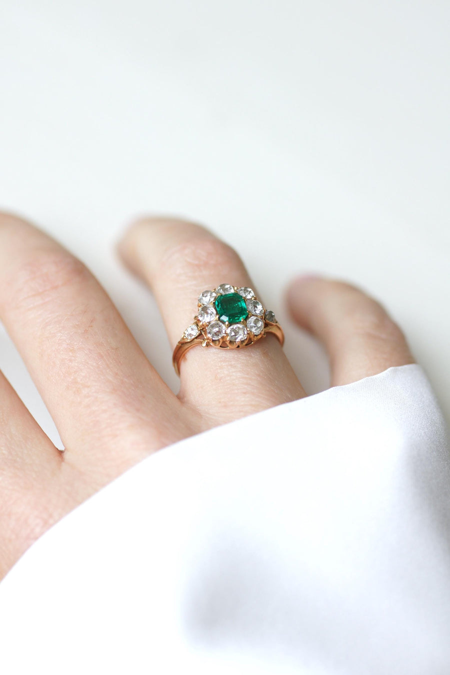 Ring Marguerite Colombian Emerald 0,60 Ct and Diamonds on Rose Gold
