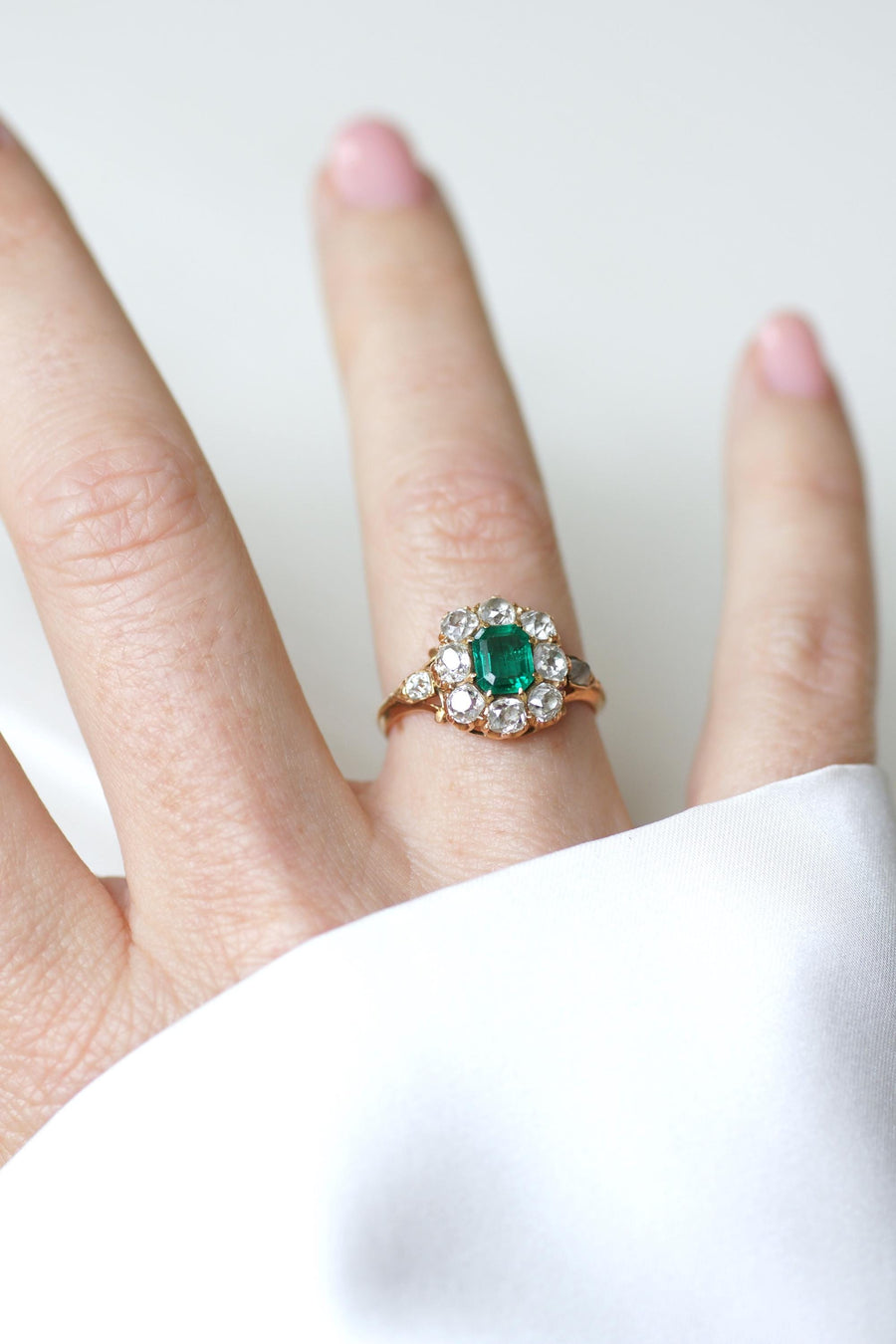 Ring Marguerite Colombian Emerald 0,60 Ct and Diamonds on Rose Gold