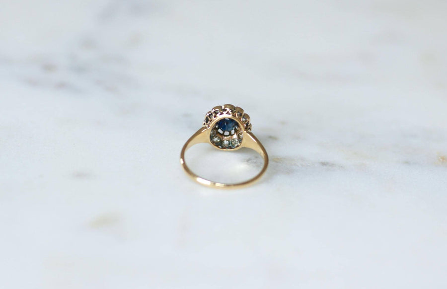 Antique Marguerite Ring 0.85 Cts Sapphire and Diamonds on Yellow Gold