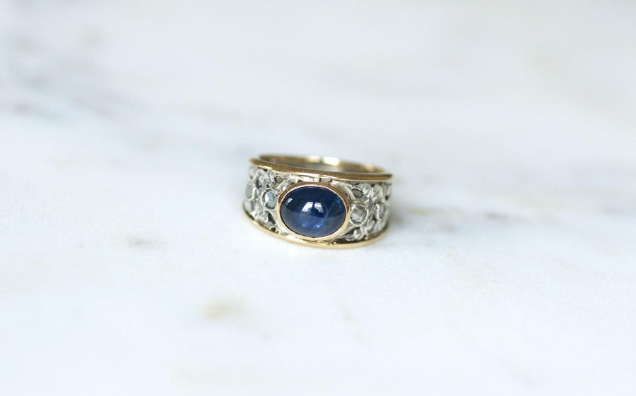 Ring Cabochon Sapphire 2,80 Cts and Diamonds on Yellow Gold and Silver
