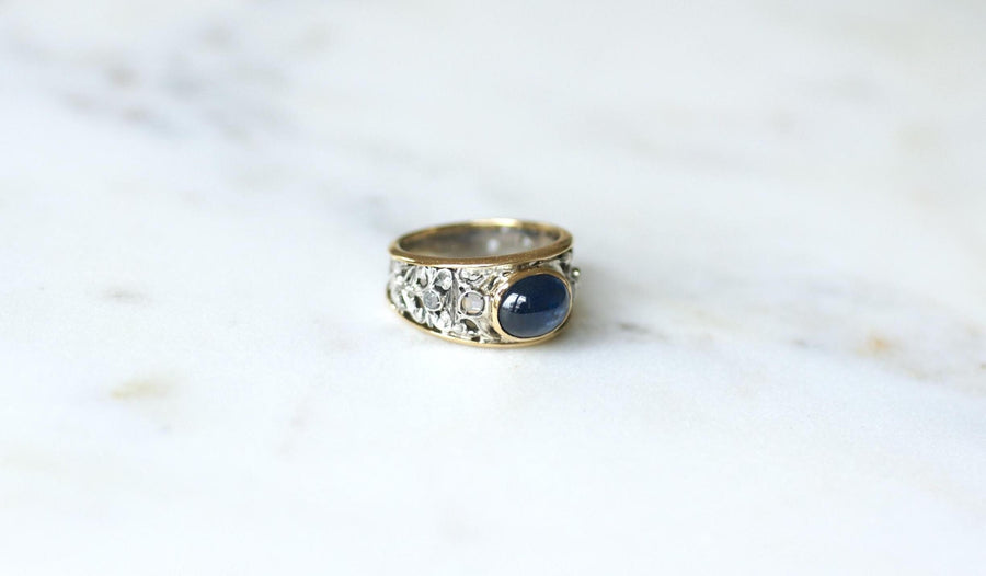 Ring Cabochon Sapphire 2,80 Cts and Diamonds on Yellow Gold and Silver