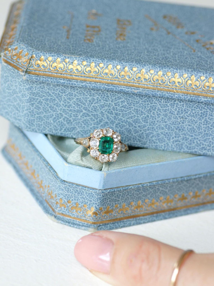 Ring Marguerite Colombian Emerald 0,60 Ct and Diamonds on Rose Gold