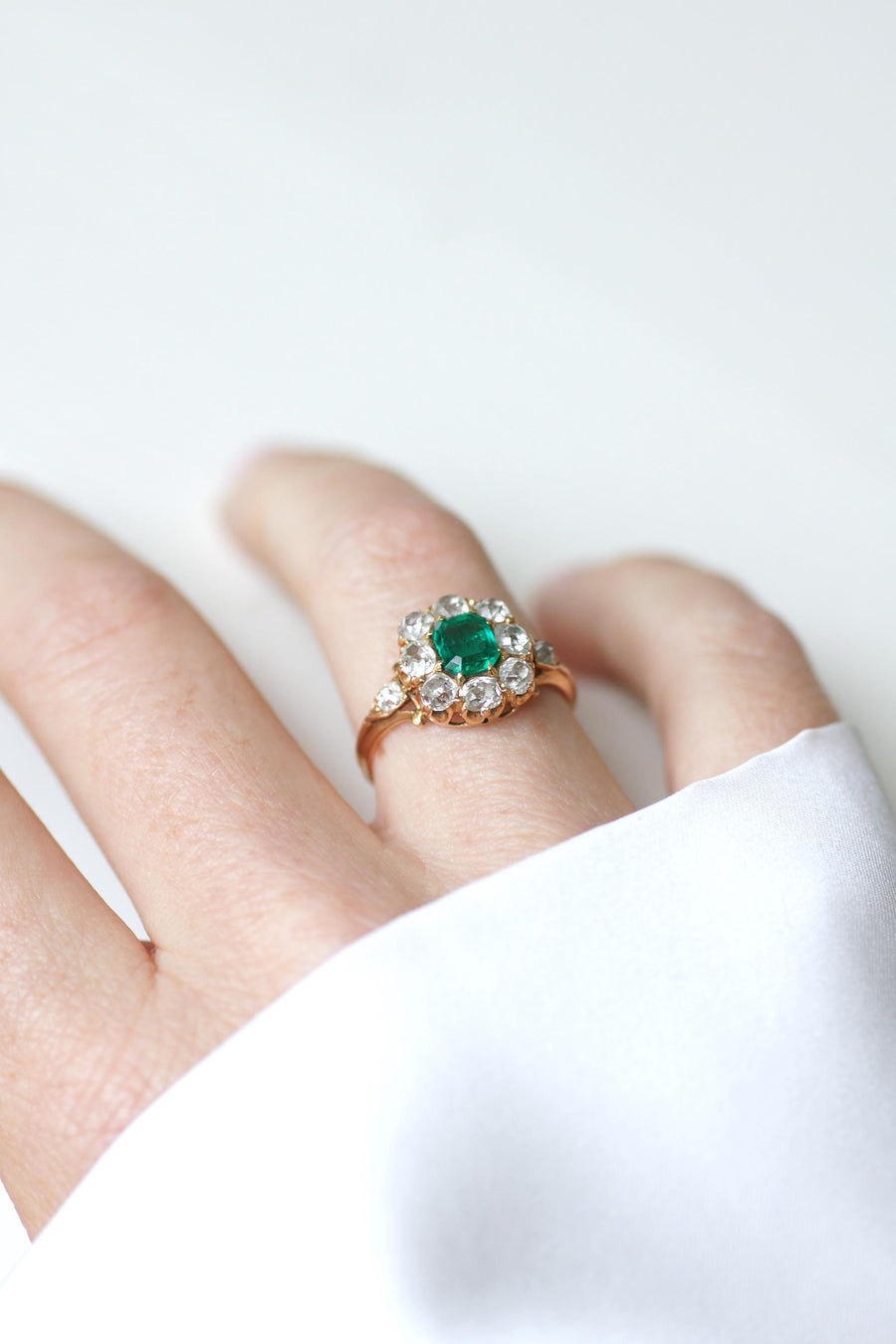 Ring Marguerite Colombian Emerald 0,60 Ct and Diamonds on Rose Gold