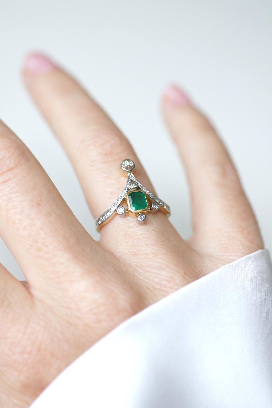 Duchesse Belle Epoque Style Emerald and Diamonds on Gold and Platinum Ring