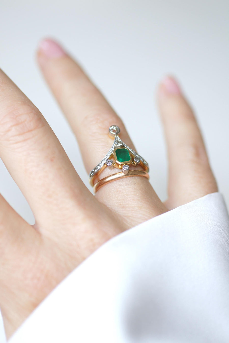 Duchesse Belle Epoque Style Emerald and Diamonds on Gold and Platinum Ring