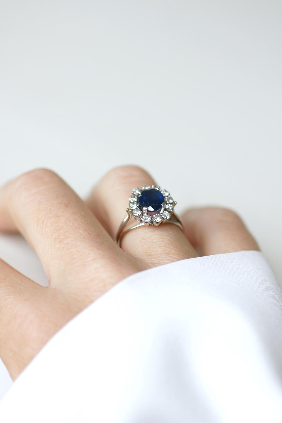Ring Marguerite Sapphire 2,40 Cts Surrounded by Diamonds on Gold and Platinum