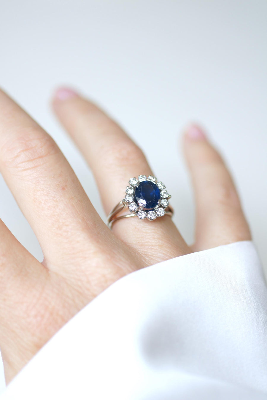 Ring Marguerite Sapphire 2,40 Cts Surrounded by Diamonds on Gold and Platinum