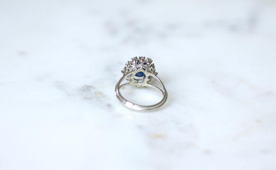 Ring Marguerite Sapphire 2,40 Cts Surrounded by Diamonds on Gold and Platinum