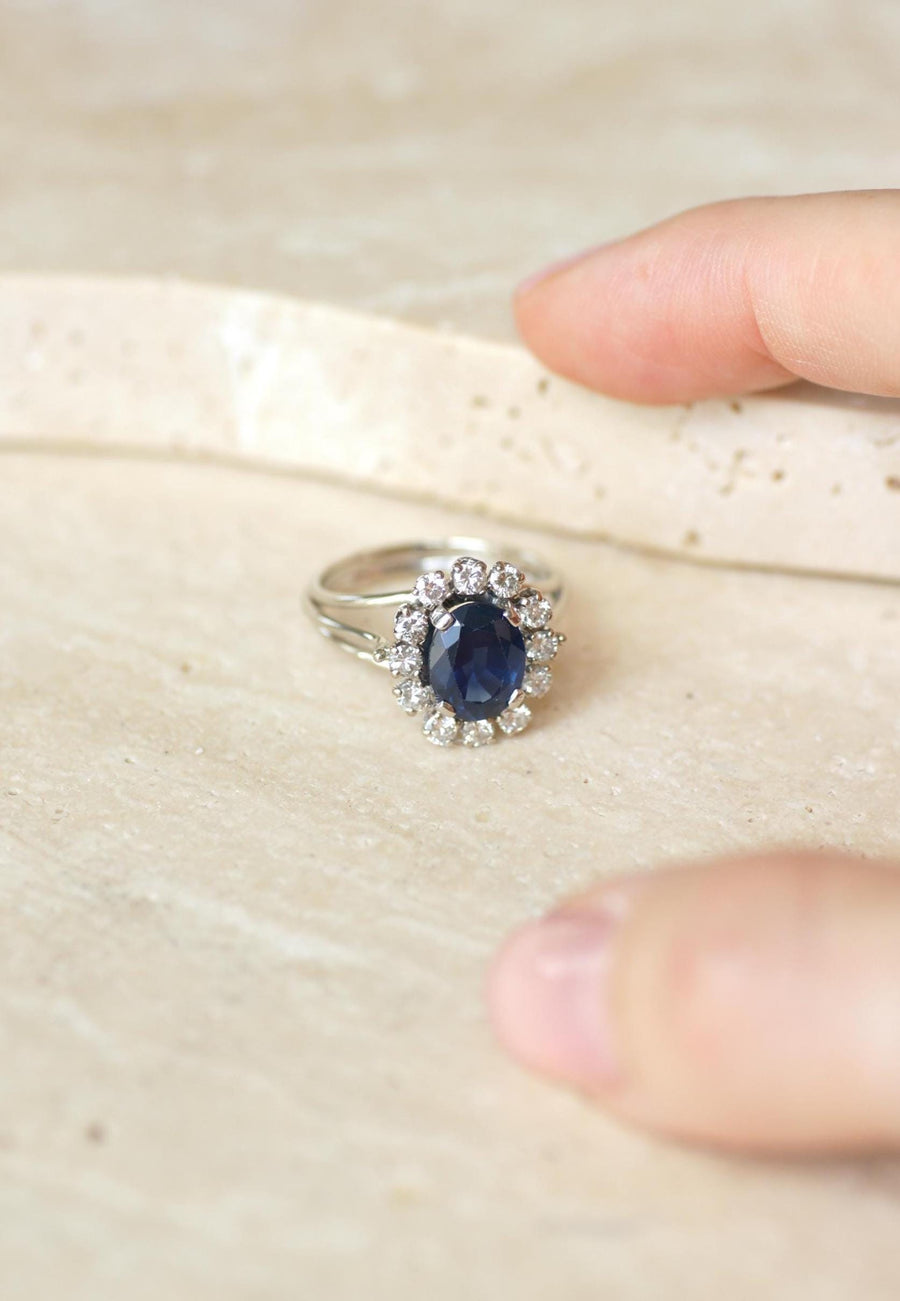 Ring Marguerite Sapphire 2,40 Cts Surrounded by Diamonds on Gold and Platinum