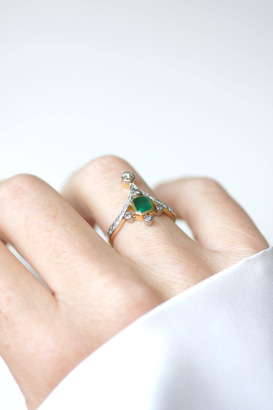Duchesse Belle Epoque Style Emerald and Diamonds on Gold and Platinum Ring