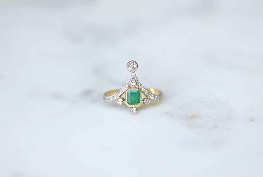 Duchesse Belle Epoque Style Emerald and Diamonds on Gold and Platinum Ring