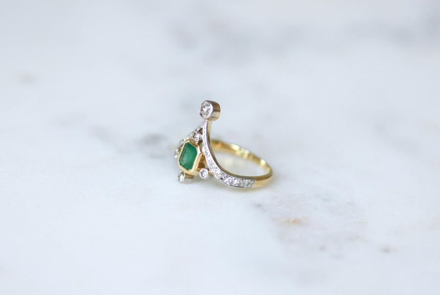 Duchesse Belle Epoque Style Emerald and Diamonds on Gold and Platinum Ring