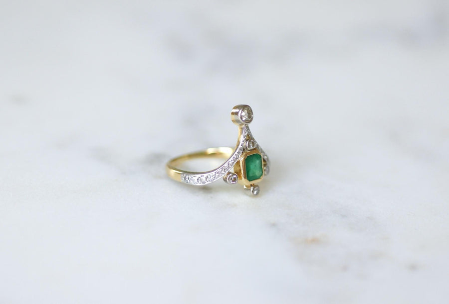 Duchesse Belle Epoque Style Emerald and Diamonds on Gold and Platinum Ring