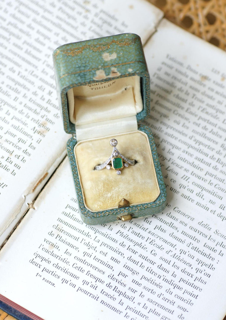 Duchesse Belle Epoque Style Emerald and Diamonds on Gold and Platinum Ring