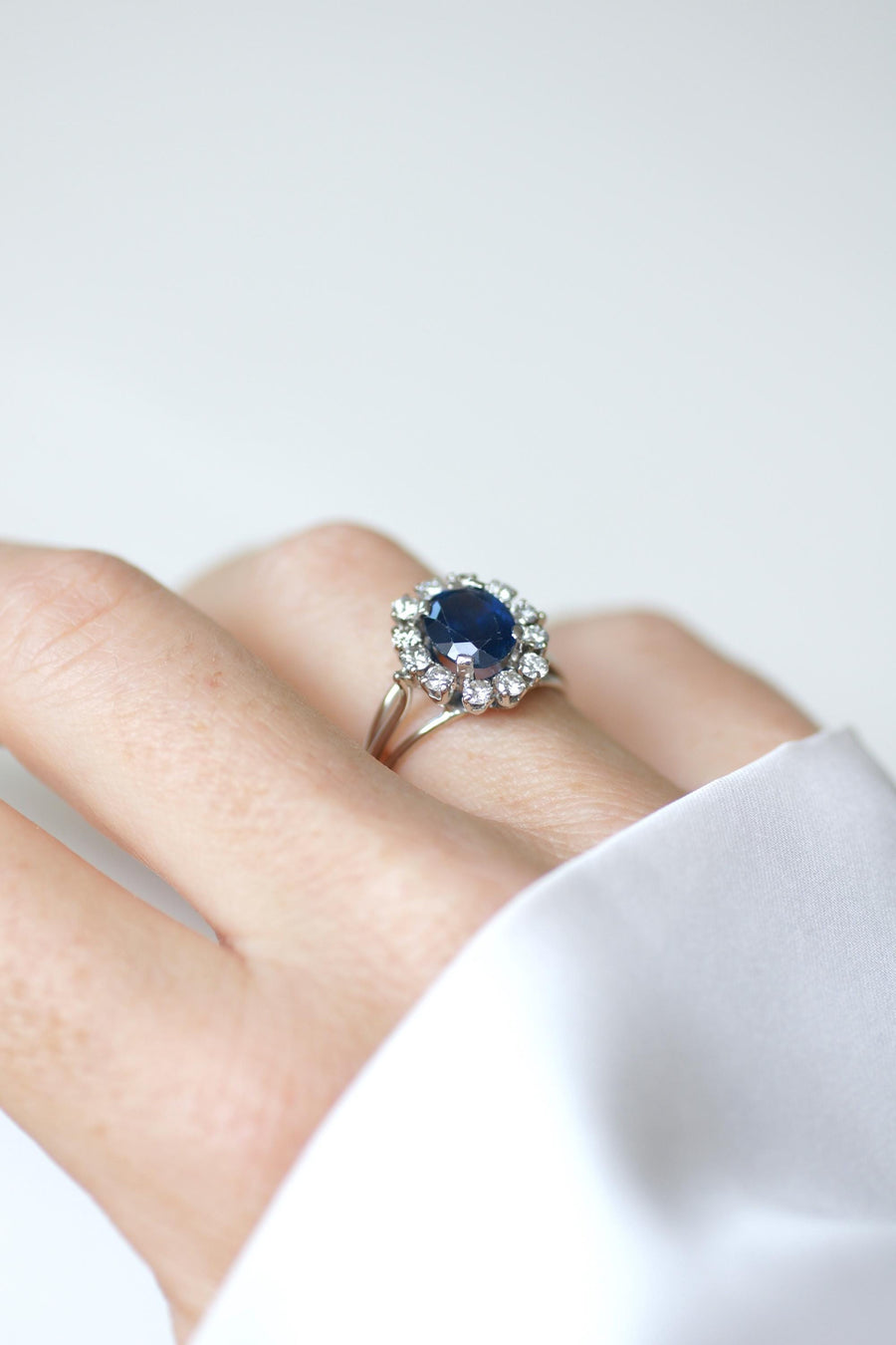 Ring Marguerite Sapphire 2,40 Cts Surrounded by Diamonds on Gold and Platinum